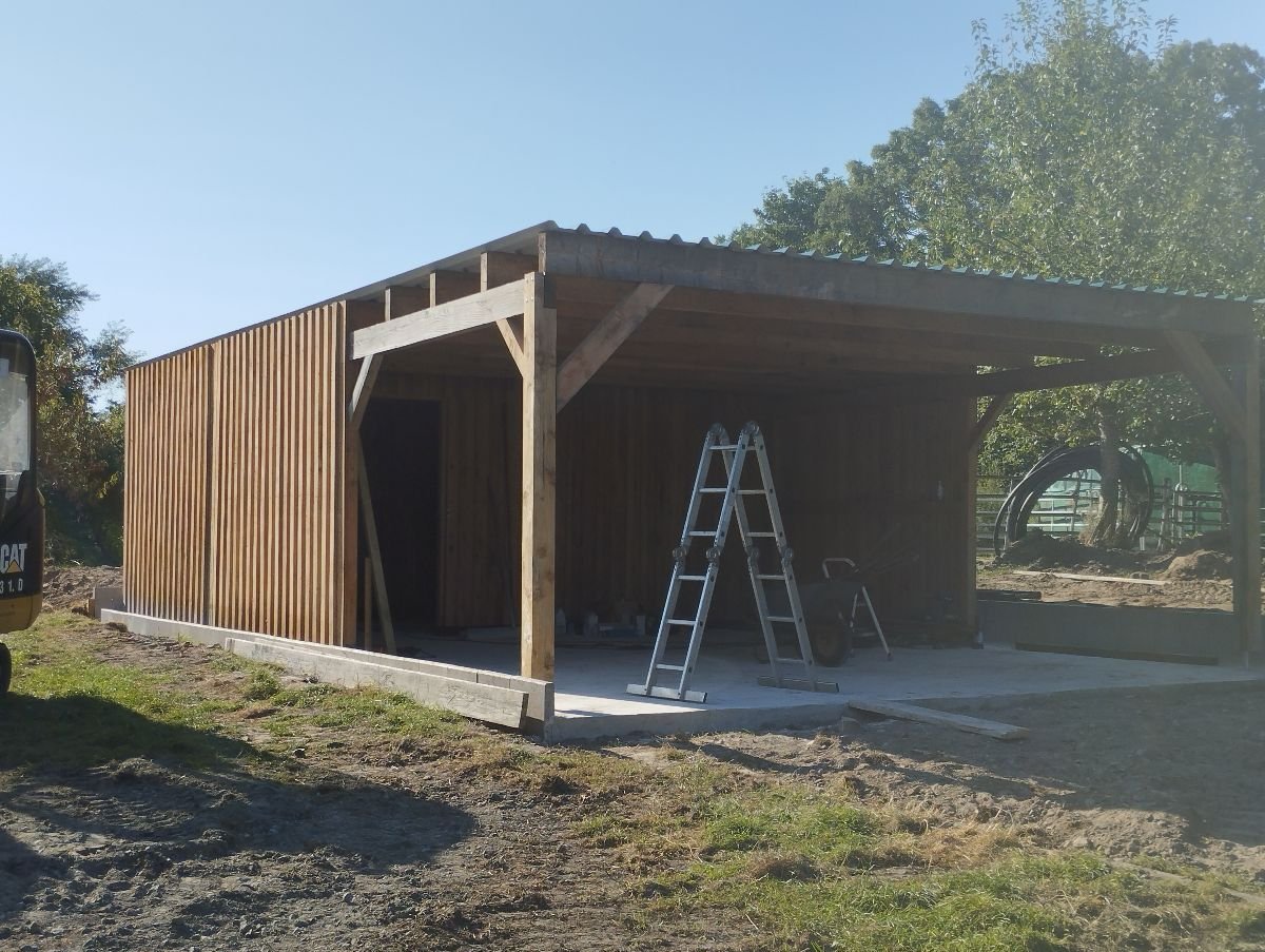 Holzschuppen mit Bodenplatte und frisch angelegter Zufahrt