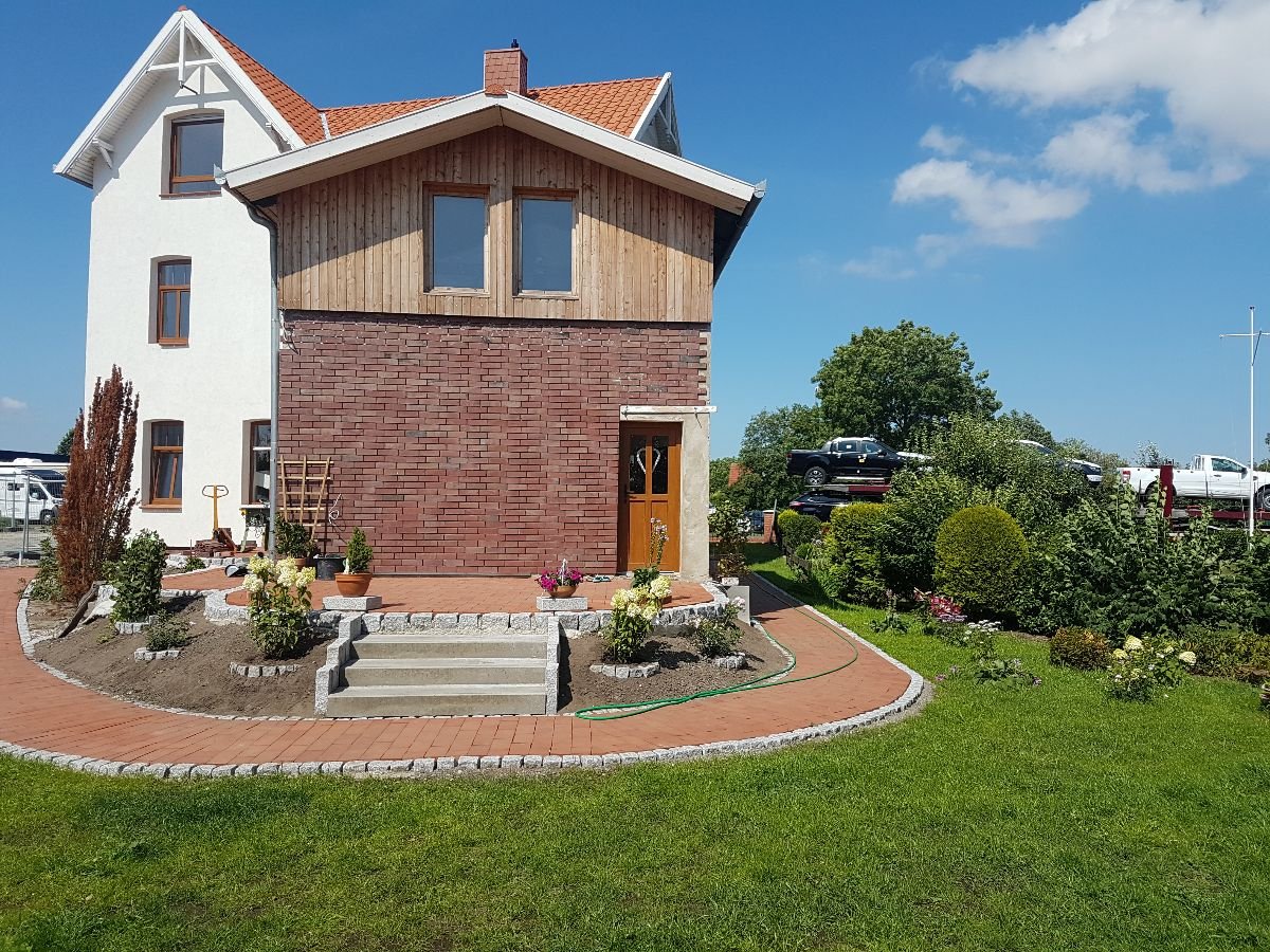 Jugendstilvilla mit neu angelegten Beeten, Granittreppe und Klinkerpflaster