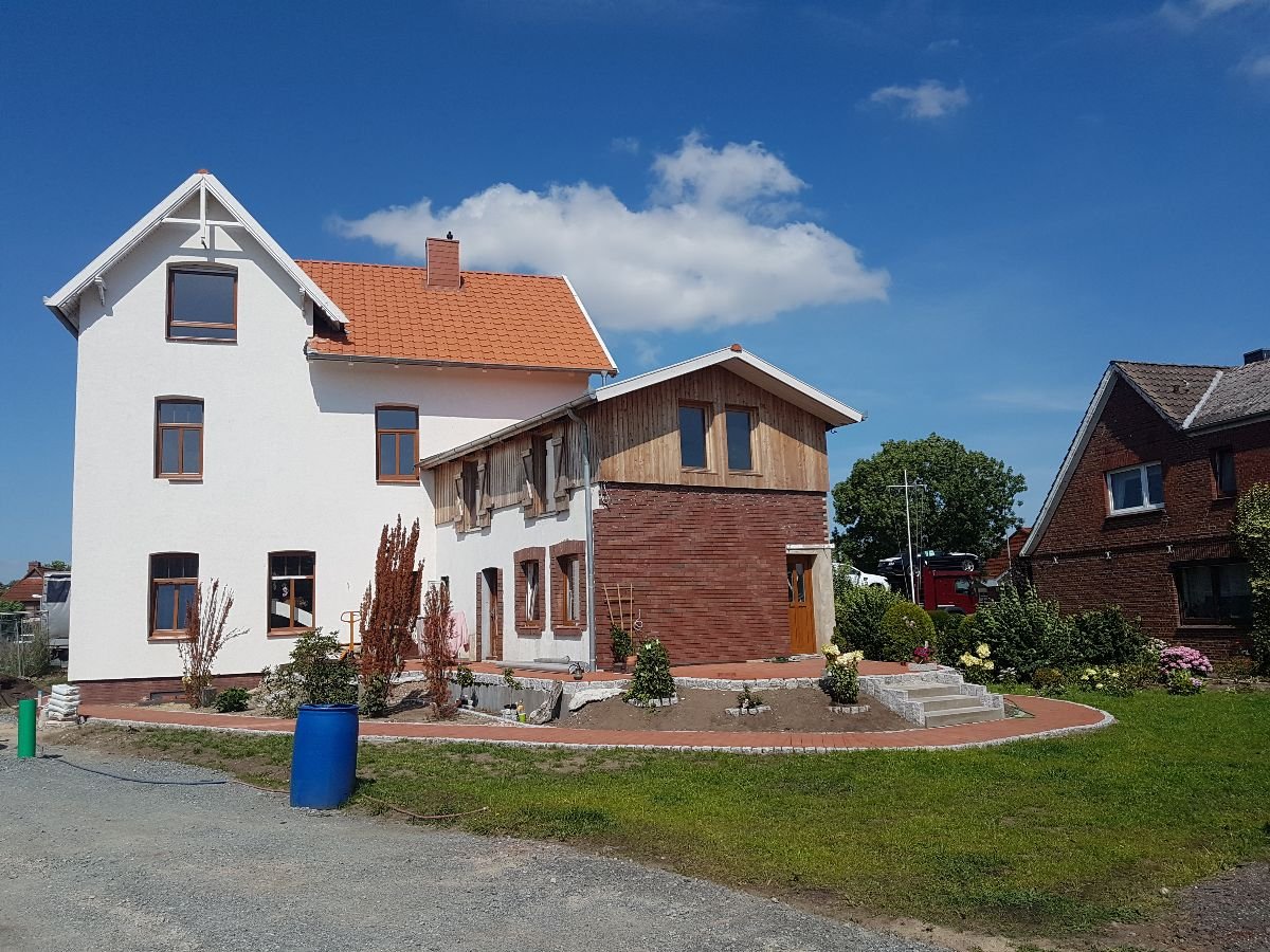Jugendstilvilla mit gepflasterter Zufahrt und Rasenflächen